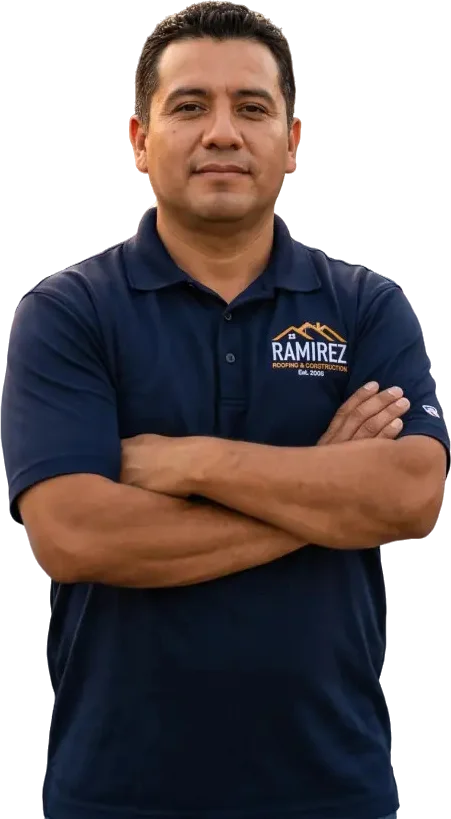 Contratista latino con la camisa de su empresa, de brazos cruzados