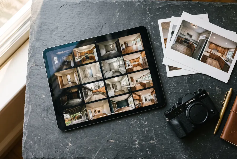 Tableta con las fotos de los trabajos terminados, ordenadas